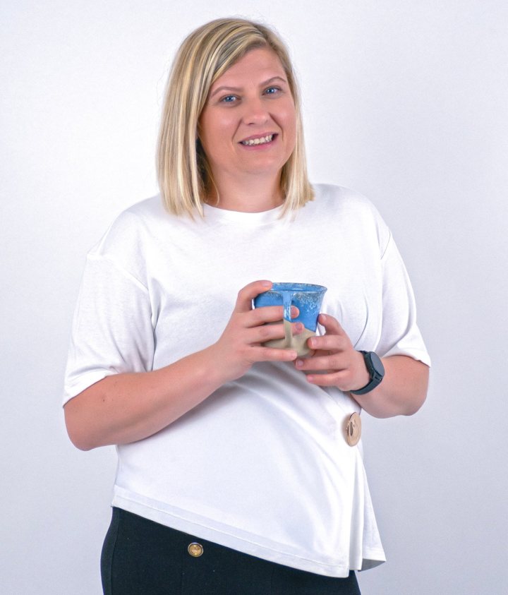 Emilie Giraud, fondatrice de G Impulse, une tasse à la main