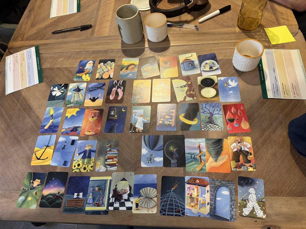 Cartes illustrées étalées sur une table de bois en fin de formation