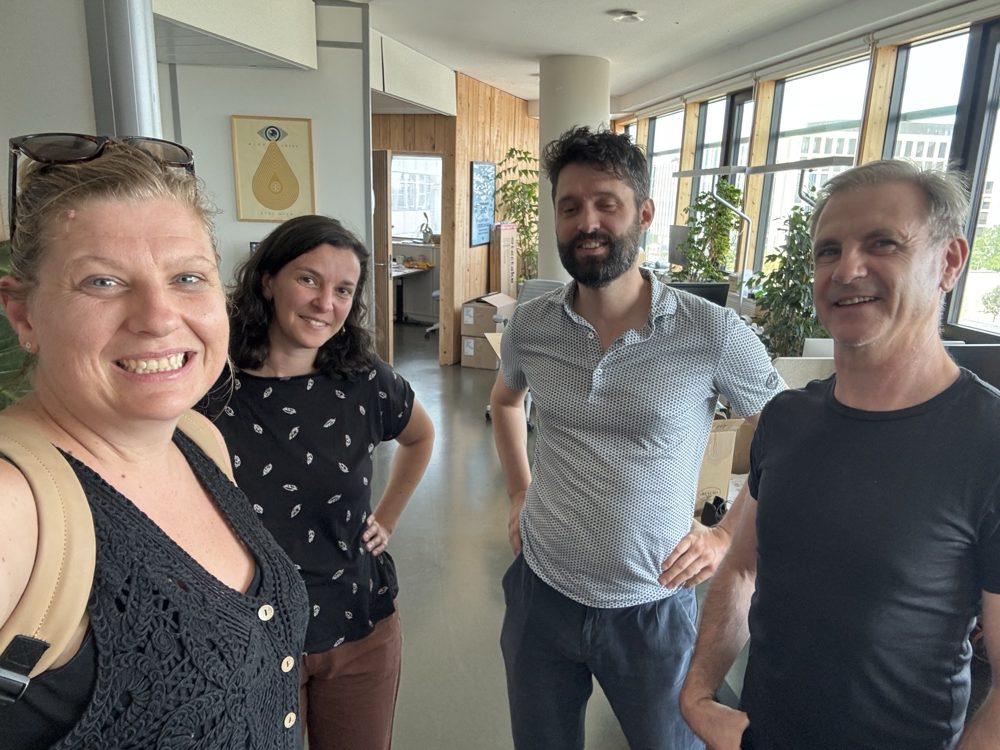 Emilie Giraud en selfie avec une équipe dans ses bureaux