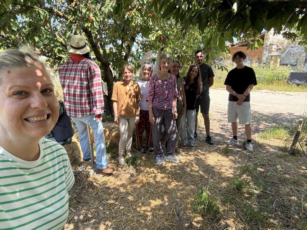 Emilie Giraud en selfie avec un groupe de participants sous un cerisier