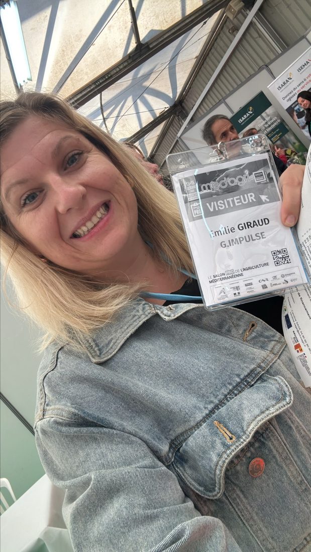 Emilie Giraud avec son badge de visiteuse au salon Med'agri, salon pro de l'agriculture méditerranéenne