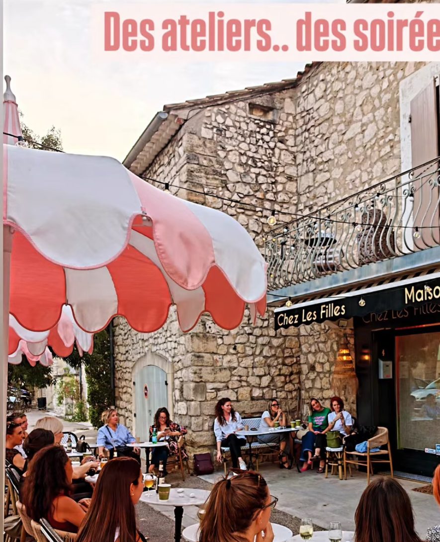 Une soirée d'atelier en terrasse chez Les Filles, avec des participantes assises autour de tables